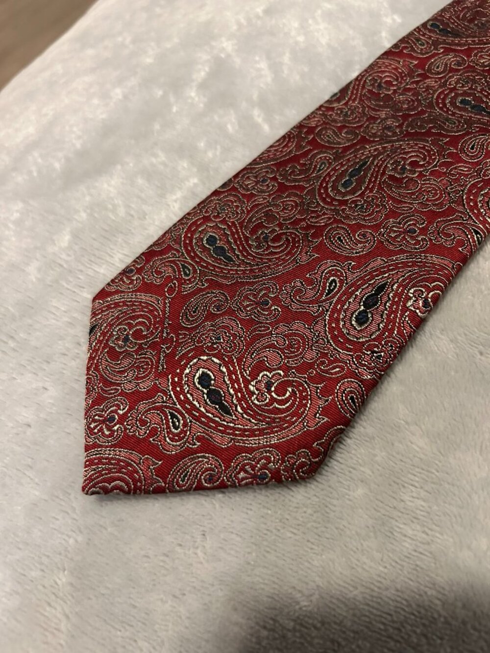 Oscar de la Renta Red Paisley Men’s Tie